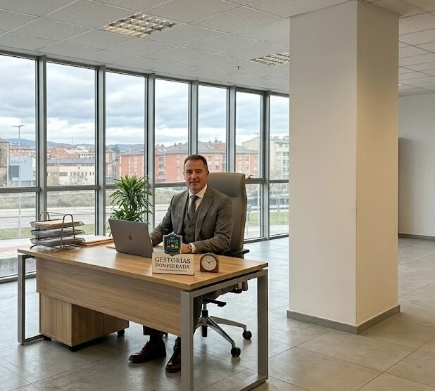 gestor asesor en ponferrada revisando documentos fiscales en la oficina
