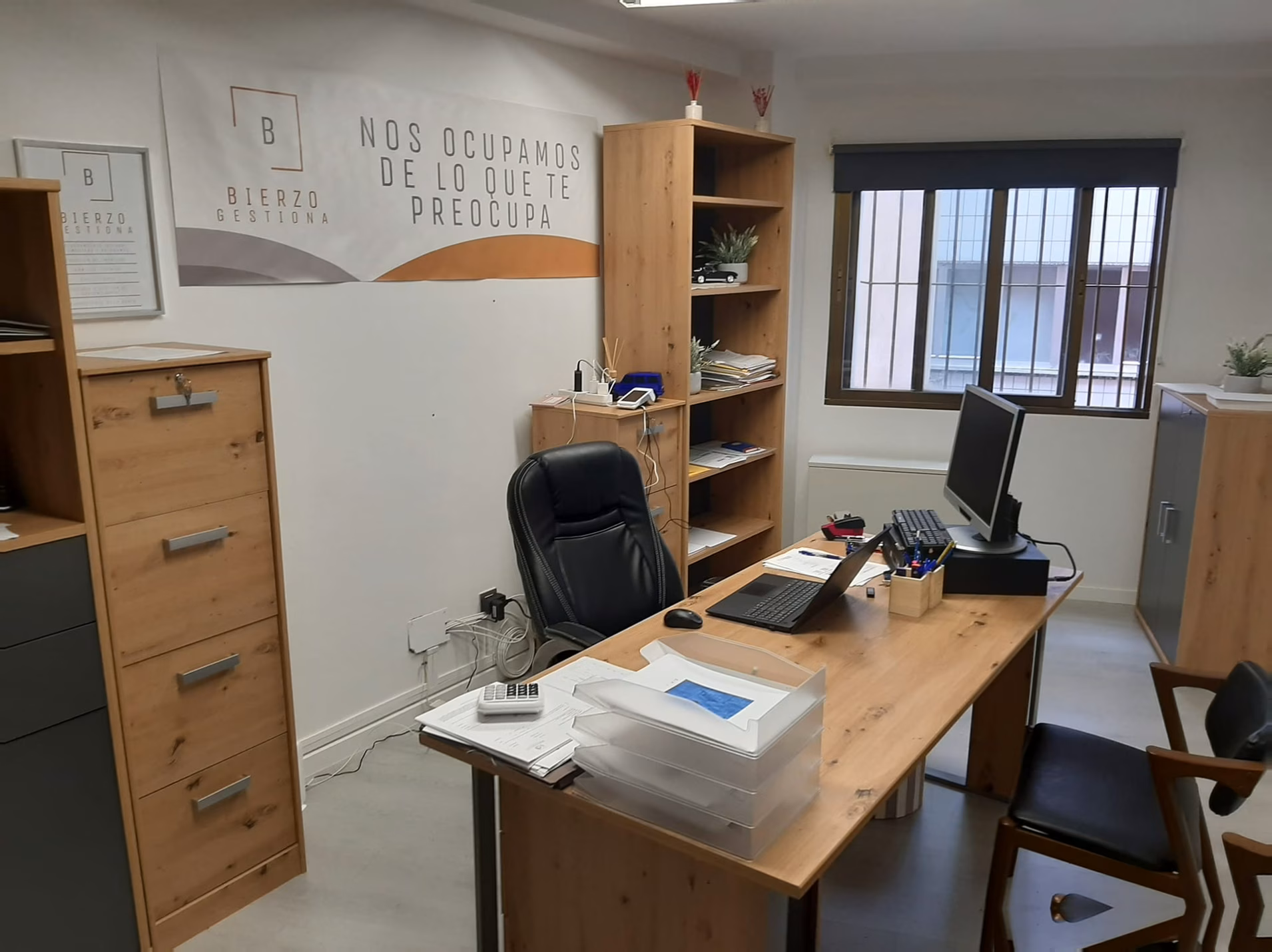 Despacho de atención al cliente de Bierzo Gestiona en Ponferrada con mesa de reuniones