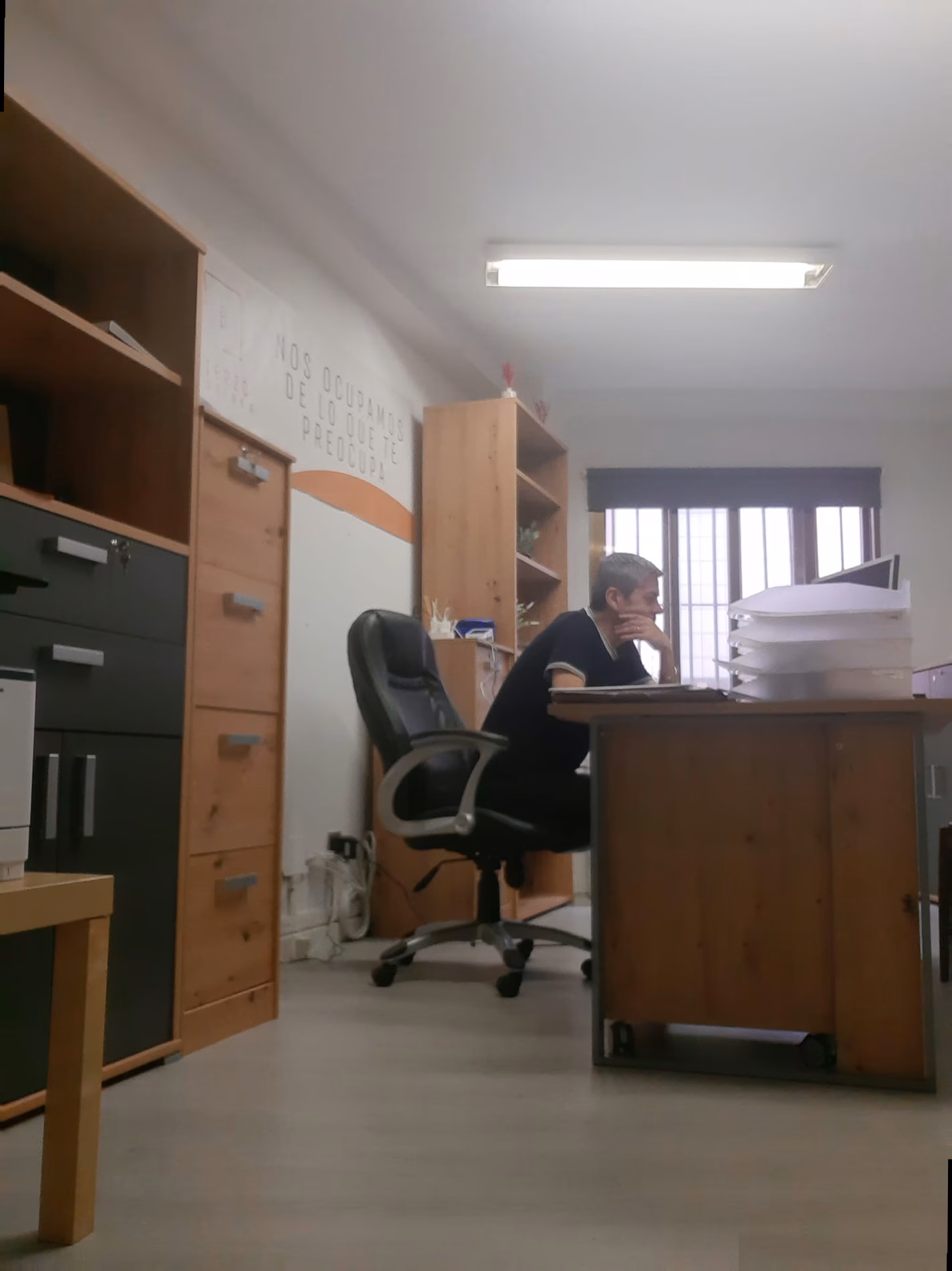 Equipo de Bierzo Gestiona trabajando en la oficina de Ponferrada