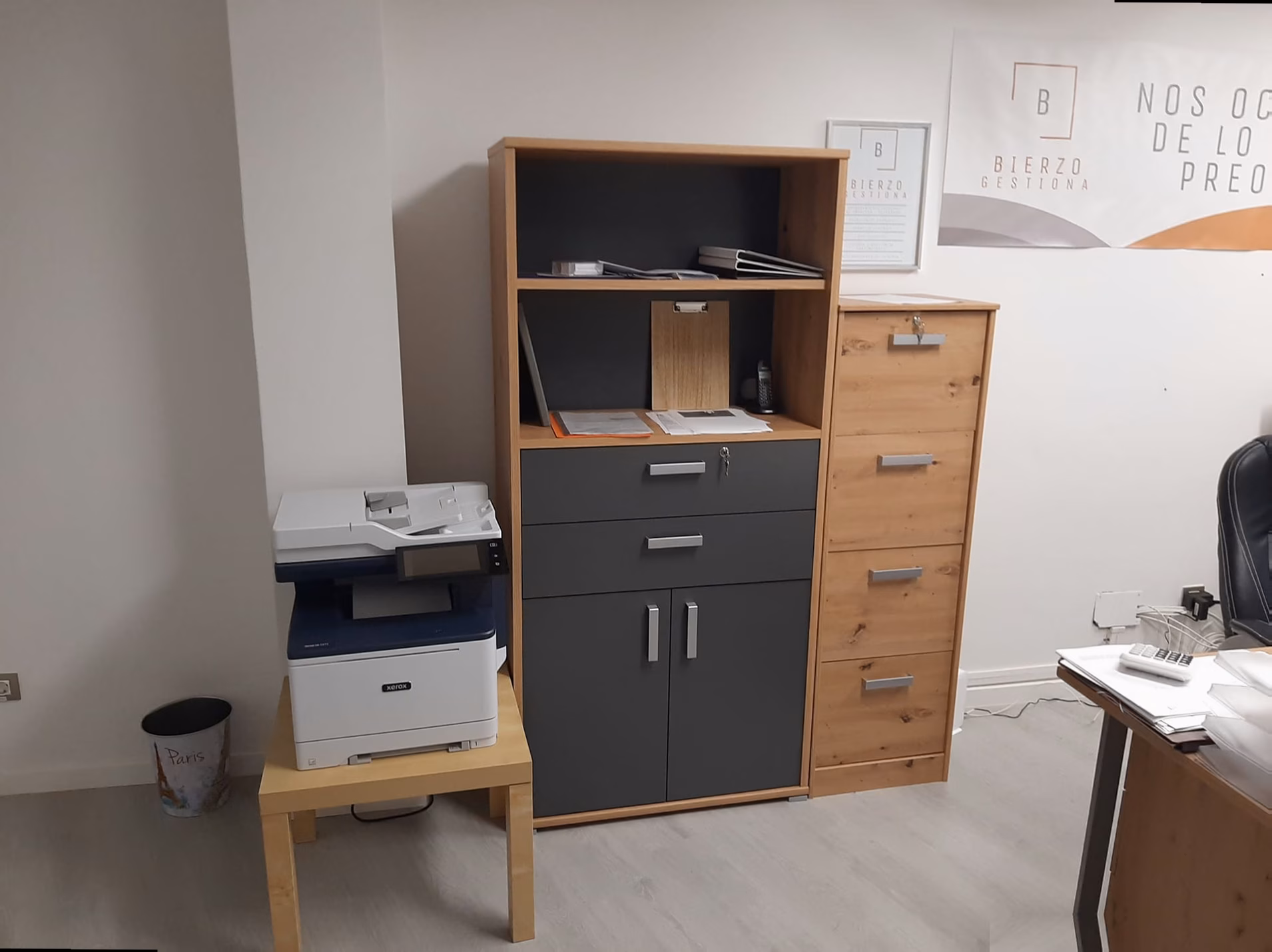 Despacho interior de Bierzo Gestiona en Ponferrada con archivo y equipo de impresión