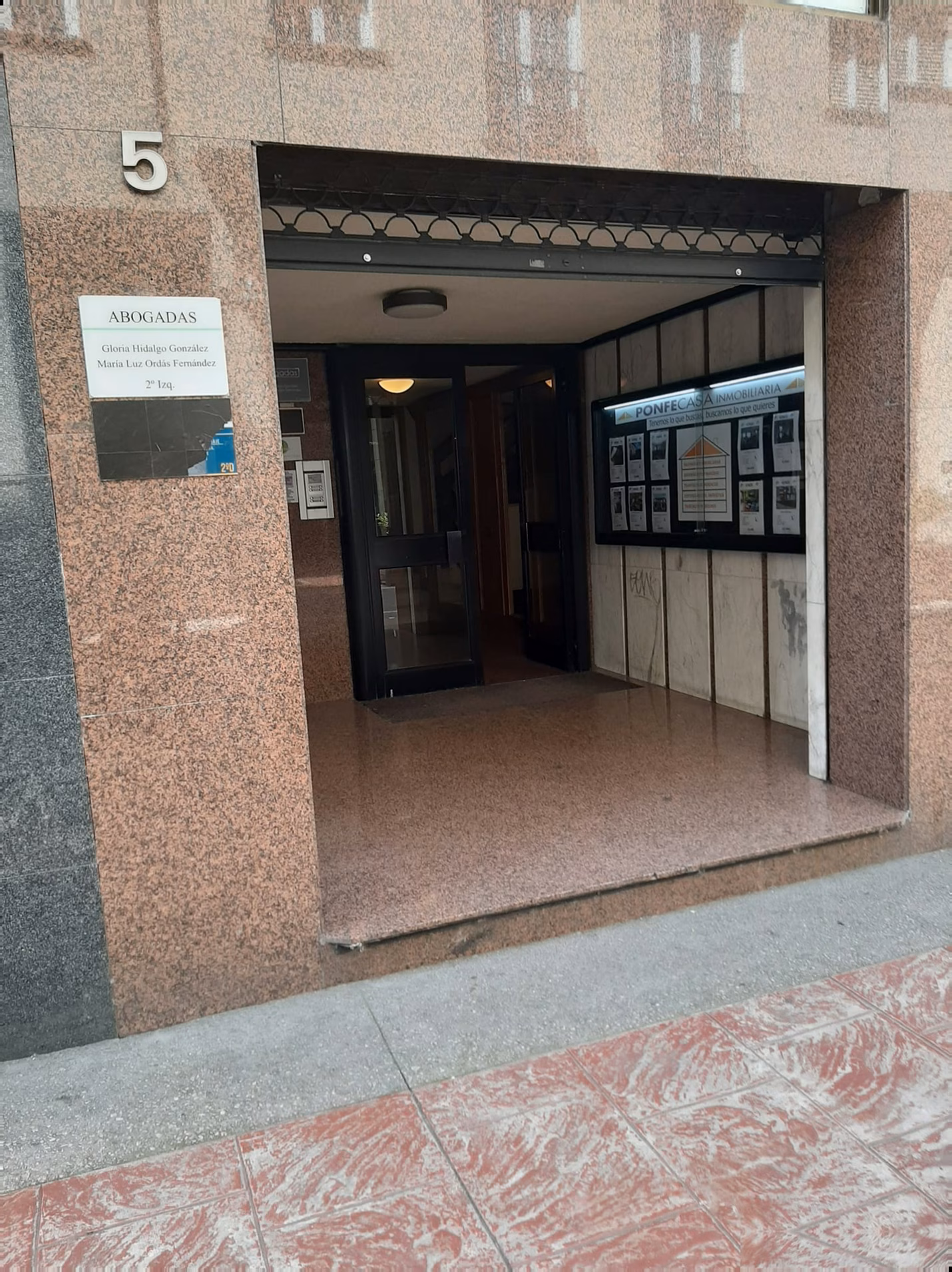 Portal del número 5 de Calle Ave María en Ponferrada — entrada a Bierzo Gestiona